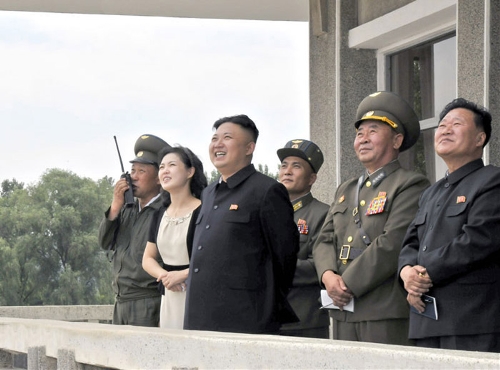 The photo provided by Rodong Sinmun shows top leader of the Democratic People's Republic of Korea (DPRK) Kim Jong Un inspects the country's air force and watches flight training with his wife.  (Source: cri.cn)