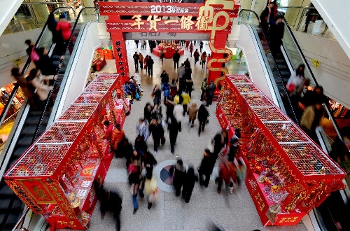 Residents shop at a Spring Festival shopping fair in Shenyang, northeast China's Liaoning Province, Jan. 19, 2013. Retailers all around the country rushed to take many kinds of sales boosting measures to attract shoppers on the occasion of Chinese Spring Festival that falls on Feb. 10 this year. (Xinhua) 