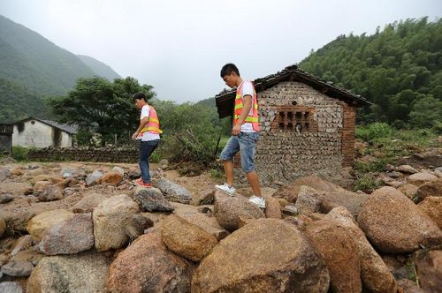 Photo taken on August 4, 2012 shows rain-triggered flood in Wushi Village of Wuyishan Township in Qianshan County, East China's Jiangxi Province. Strong winds and rainstorms from the Typhoon Saola swept Wuyishan Township from Thursday to Saturday, triggering landslide, mudslide and waterlogging. Photo: Xinhua