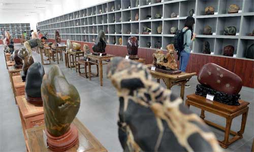 People visit an exhibition showcasing rare stones in Nanyang, central China's Henan Province, Sept. 21, 2012. Photo: Xinhua