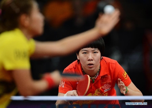  Li Xiaoxia (R) of China competes during the final of women's singles against her teammate Liu Shiwen at the 2013 World Table Tennis Championships in Paris, France on May 19, 2013. Li won 4-2 to claim the title. (Xinhua/Wang Lili) 