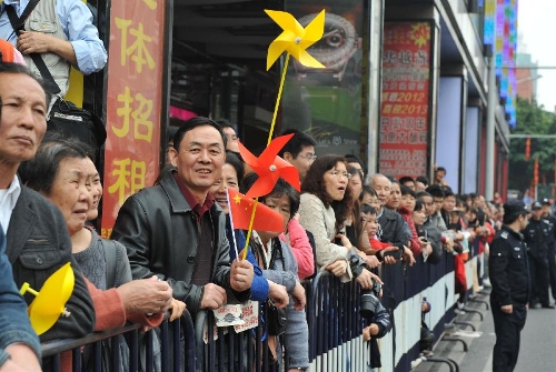  Visitors view a parade of a temple fair in Guangzhou, capital of south China's Guangdong Province, Feb. 24, 2013. The 7-day-long temple fair, as a cultural carnival, will showcase various cultural forms such as folk customs, praying culture and cuisine culture. (Xinhua/Lu Hanxin) 