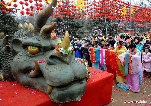  People gather to worship 