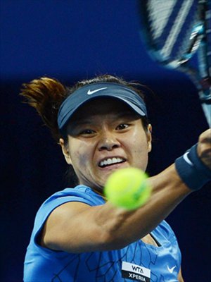 Li Na of China returns the ball during the women's singles 3rd round against Peng Shuai of China at the China Open tennis tournament in Beijing China, on October. 4, 2012. Photo: Xinhua