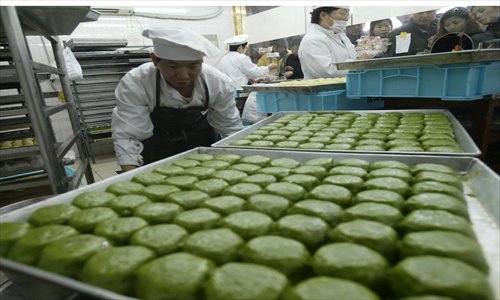 Staff make qingtuan at Wang Jia Sha. Photo: CFP