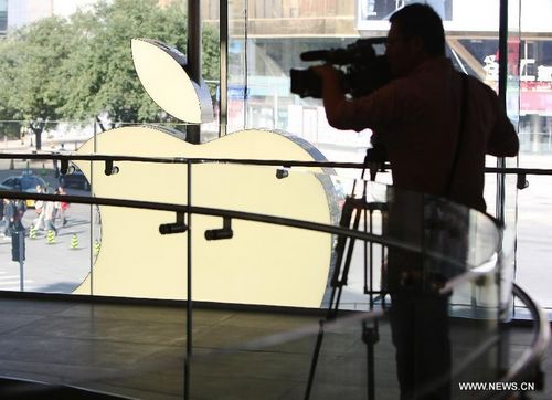 A cameraman shoots the indoor scene of the new store of Apple Inc. on Wangfujing Street in Beijing, China's capital, October 18, 2012. The new store, which will reportedly be the largest Apple store in Asia, is expected to open on October 20. Photo: Xinhua