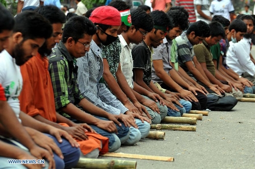 Supporters of 18 opposition parties take part in a mass rally at Motijheel area in Dhaka, capital of Bangladesh, on May 4, 2013. Bangladesh's main opposition in parliament Saturday evening slapped a 48-hour ultimatum on Prime Minister Sheikh Hasina's government to announce the restoration of a non-party caretaker government system. (Xinhua/Shariful Islam) 