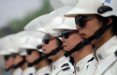 Traffic policewomen assemble for a patrol in Neijiang City, southwest China's Sichuan Province, April 2, 2013. Founded in April, 2011, the female detachment of local traffic police force includes 2 police officers and 28 auxiliary police officers, with an average age of 23. (Xinhua/Xue Yubin) 