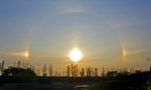 A circular rainbow was spotted in downtown Shanghai and neighboring cities at around 8:00 on Monday morning, and pictures of the natural phenomenon have circulated widely on the Internet, cheering up local morning commuters. Local meteorologists explained that the sight was actually an optical phenomenon known as a circumzenithal arc or Bravais arc, caused by refraction of sunlight through horizontally oriented ice crystals. They said these crystals are part of cirrus clouds that hang about 15 kilometers above the ground. This type of rainbow is rarely seen as it occurs so high in the sky and usually in frigid areas in the north. Photo: IC