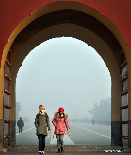  Two visitors wearing masks are seen at the fog-enveloped Temple of Heaven in Beijing, capital of China, Jan. 12, 2013. Heavy fog hit Beijing on Saturday. (Xinhua/Li Wen) 