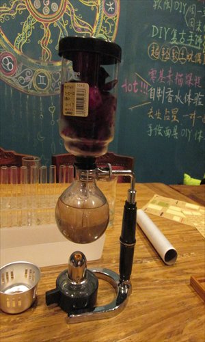 Equipment used in essential oil-making classes. Photos: Sun Shuangjie /GT