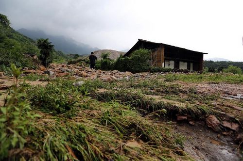 Photo taken on August 4, 2012 shows flood-lashed scene in Wushi Village of Wuyishan Township in Qianshan County, East China's Jiangxi Province. Strong winds and rainstorms from the Typhoon Saola swept Wuyishan Township from Thursday to Saturday, triggering landslide, mudslide and waterlogging. Photo: Xinhua

