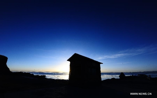 Photo taken on Dec. 12, 2012 shows a view of the Qinghai Lake at sunrise in northwest China's Qinghai Province. The acreage of the Qinghai Lake has kept expansion for four years in a row, making its current area reach 4,377.75 square kilometers, the largest since 2005, according to the Qinghai Institute of Meteorological Science. The Qinghai Lake is China's largest inland saltwater lake. (Xinhua/Zhang Hongxiang) 