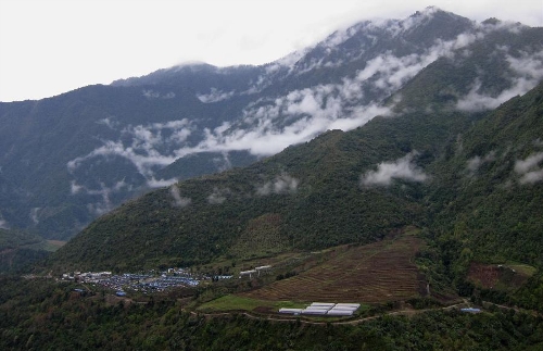 Photo taken on April 4, 2013 shows the landscape in Medog, southwest China's Tibet Autonomous Region. Located in the lower reaches of the Yarlung Zangbo river, Medog boasts of well-preserved environment and biodiversity. (Xinhua/Santa)  