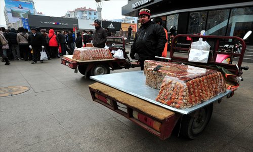 A qiegao vendor showcases this candy from the Xinjiang Uyghur Autonomous Region in Qingdao, Shandong Province. Photo: IC