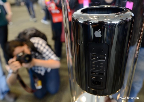 The new cylindrical Mac Pro is displayed at the Moscone Center during the 2013 Apple WWDC in San Francisco, California, the United States, on June 10, 2013. (Xinhua) 