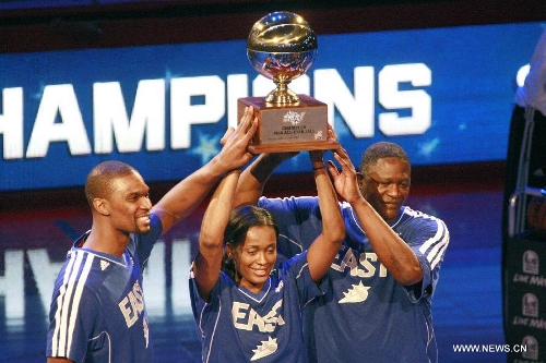 Chris Bosh of the Miami Heat, Swin Cash of the Chicago Sky and former NBA basketball player Dominique Wilkins (From L to R) hold up the trophy after winning the Sears Shooting Stars Competition part of 2013 NBA All-Star Weekend at the Toyota Center in Houston, the United States, Feb. 16, 2013. (Xinhua/Song Qiong) 