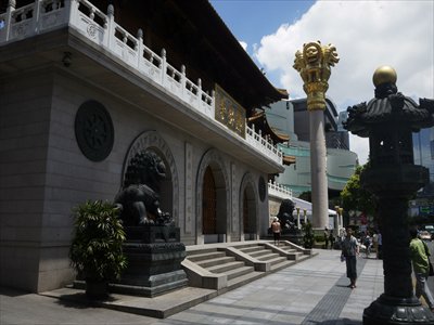 A giant pillar stands in front of Jing'an Temple Photos: Cai Xianmin/GT