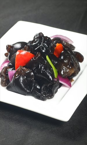 Black-colored foods such as black fungus, black sesame seeds and Taihe chicken are good for improving the health.