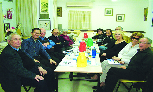 Right: Members of the Association of Former Residents of China, Israel-China Friendship Society, have their picture taken with a reporter (second from left) from the Global Times. Photo: Liu Dong/GT