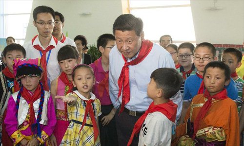 Chinese President Xi Jinping (C) takes part in a children's activity in Beijing, capital of China, May 29, 2013. Photo: Xinhua