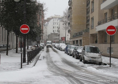 Photo taken on March 12, 2013 shows the snow view on the street of Paris, capital of France. According to Meteo France, the country's weather agency, two departments were put under red alert and 27 others including Paris and suburbs under orange alert on predicted heavy snowfall till Wedenesday morning. (Xinhua/Zheng Bin)  