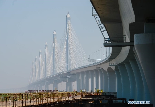 The construction of the main towers of the Jiaxing-Shaoxing Sea-crossing Bridge is finished in Shaoxing, east China's Zhejiang Province, May 24, 2013. The bridge is expected to be open to traffic by the end of June this year. It will halve the driving time from Shaoxing to Shanghai in east China after it is finished. (Xinhua/Xu Yu) 