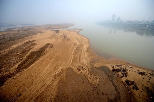 Sandbars of the Ganjiang River are seen after its water level dropped, in Nanchang, capital of east China's Jiangxi Province, Jan. 13, 2013. As the winter comes, major river basins in Jiangxi Province face the dry season. (Xinhua/Zhou Ke) 