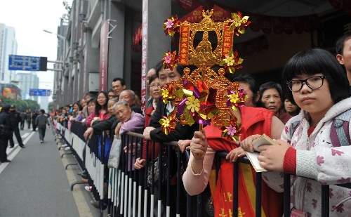  Visitors view a parade of a temple fair in Guangzhou, capital of south China's Guangdong Province, Feb. 24, 2013. The 7-day-long temple fair, as a cultural carnival, will showcase various cultural forms such as folk customs, praying culture and cuisine culture. (Xinhua/Lu Hanxin) 