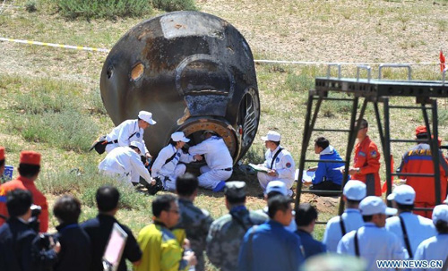 Photo taken on June 29, 2012 shows the Chinese astronauts preparing to get out of the re-entry capsule of Shenzhou-9 spacecraft in Siziwang Banner of north China's Inner Mongolia Autonomous Region. The Shenzhou-9 spacecraft landed safely in Inner Mongolia's Siziwang Banner on Friday morning. Photo: Xinhua