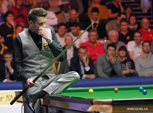 England's Mark Selby gestures during the Masters Snooker final against Neil Robertson of Australia in London, Britain, Jan. 20, 2013. (Xinhua/Yin Gang) 