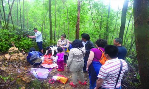 Huihan Lie explains the tomb-sweeping ceremony to Delapaz and some of her relatives visiting from the US. Photo: Courtesy of Lesley Delapaz