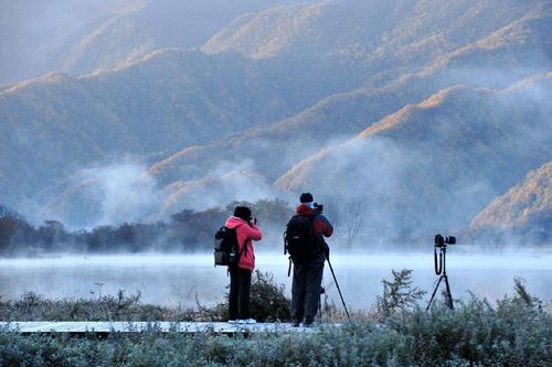 Photographers take pictures of the Dajiuhu National Wetland Park in Shennongjia in Central China's Hubei Province on October 16, 2012. The Dajiuhu wetlands, made up of nine lakes, is the largest wetlands in area with highest altitude in Central China. Photo: Xinhua