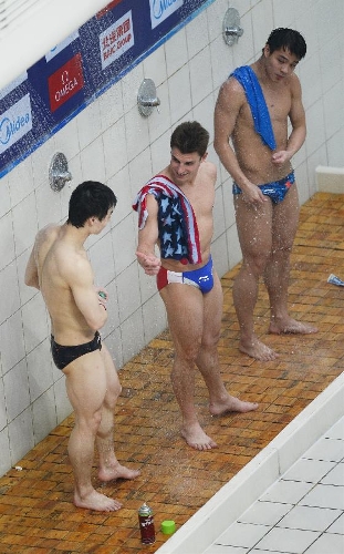 Troy Dumais (C) of the United States talks with Qin Kai (L) of China during the men's 3m springboard semifinal at the FINA Diving World Series 2013 held at the Aquatics Center, in Beijing, capital of China, on March 16, 2013. (Xinhua/Tao Xiyi)