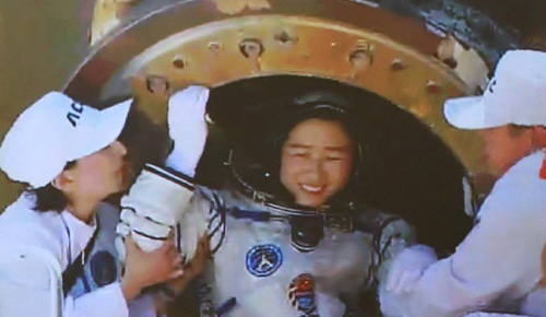 This screen shot taken on June 29, 2012 in the Beijing Aerospace Control Center shows Chinese astronaut Liu Yang coming out of the re-entry capsule of Shenzhou-9 spacecraft in Siziwang Banner of north China's Inner Mongolia Autonomous Region. Photo: Xinhua