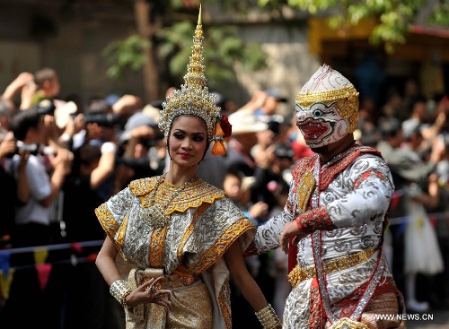 Actors from Thailand perform at a carnival during the China Kunming Culture and Tourism Festival in Kunming, capital of southwest China's Yunnan Province, April 29, 2013. (Xinhua/Lin Yiguang)  