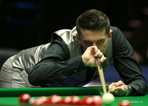 England's Mark Selby competes during the Masters Snooker final against Neil Robertson of Australia in London, Britain, Jan. 20, 2013. (Xinhua/Yin Gang) 