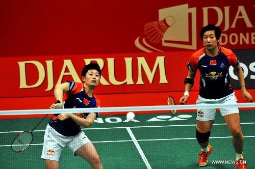 China's Yu Yang (L) and Wang Xiaoli compete during the women's doubles second round against Lee So Hee and Shin Seung Chan of South Korea at the Djarum Indonesia Open 2013 in Jakarta, Indonesia, June 13, 2013. Yu Yang and Wang Xiaoli won 2-0. (Xinhua/Agung Kuncahya B.) 