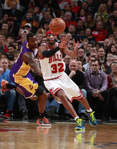 Richard Hamilton of the Chicago Bulls makes a pass during the game against the Los Angeles Lakers on Monday. Photo: CFP