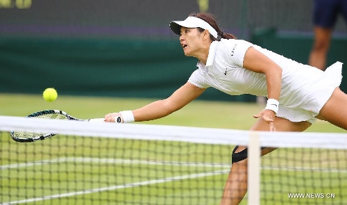 Li Na of China returns the ball during the quarterfinal of women's singles against Agnieszka Radwanska of Poland on day 8 of the Wimbledon Lawn Tennis Championships at the All England Lawn Tennis and Croquet Club in London, Britain on July 2, 2013. Li Na lost 1-2. (Xinhua/Yin Gang)  