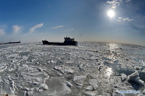 A vessel sails on the sea covered by floating ice near Qinhuangdao, north China's Hebei Province, Jan. 24, 2013. The floating ice in Bohai Sea has expanded due to the cold snap. (Xinhua/Yang Shiyao)