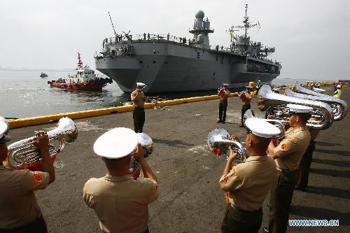 The band of the Philippine Navy performs as the USS Blue Ridge (LCC-19) docks in Manila, the Philippines, March 7, 2013. The USS Blue Ridge, flagship for the Commander of the U.S. Navy's 7th Fleet, started a four-day goodwill visit to Manila on Thursday. (Xinhua/Rouelle Umali) 