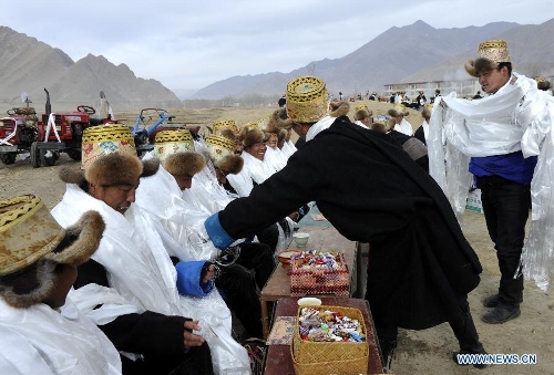 Farmers of the Tibetan ethnic group attend a ceremony to celebrate the starting of spring plowing at Deqing Village of Dazi County, southwest China's Tibet Autonomous Region, March 16, 2013. (Xinhua/Chogo) 