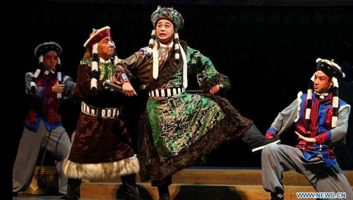 Actors perform to the media during a rehearsal for a special show of elderly and upright male characters in traditional Beijing Opera in Taipei, southeast China, June 14, 2012. The Beijing Opera troupe of Taiwan College of Performing Arts will hold the show from June 15 to 17 here. Photo: Xinhua