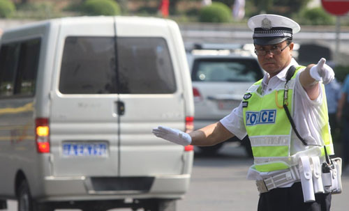 File photo: Wang Lijun, then director of Chongqing Public Security Bureau, directs traffic at the rush hours on the morning of August 18, 2010