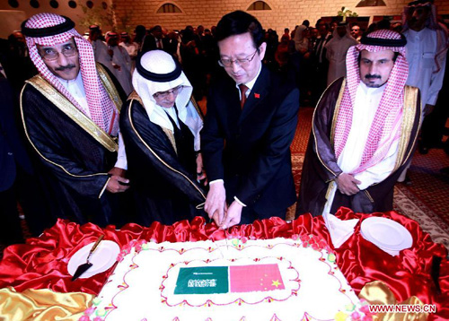 Chinese ambassador to Saudi Arabia Li Chengwen (2nd R) cuts a birthday cake with Saudi Arabian guests at a reception to celebrate the 63rd anniversary of the founding of the People's Republic of China at the Chinese Embassy in Riyadh, Saudi Arabia, on September 30, 2012. Photo: Xinhua