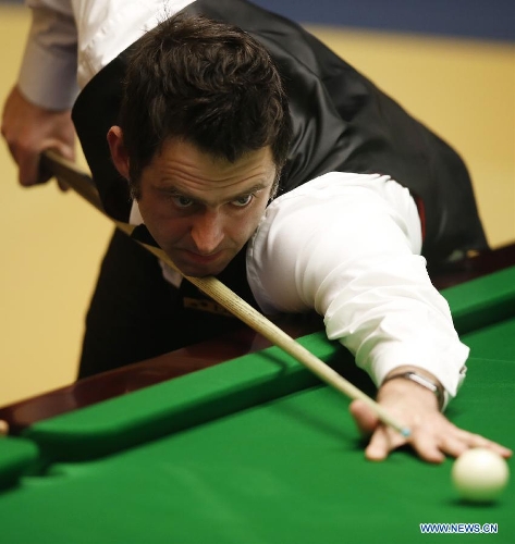 Ronnie O'Sullivan of England competes against his compatriot Stuart Bingham during their quarterfinal of the World Snooker Championships in Sheffield, Britain, April 30, 2013. O'Sullivan leads Bingham 7-1 after the match Tuesday. (Xinhua/Wang Lili) 