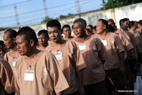 Unshackled prisoners stand in line at Central Bangkwang Prison in Nonthaburi Province, Thailand, on May 15, 2013. More than 500 prisoners who committed serious crimes have had the handcuffs and foot shackles removed in Thailand. (Xinhua/Gao Jianjun) 