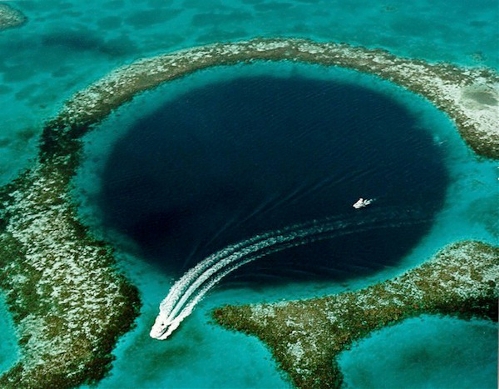 2.Great Blue Hole in Belize (Source: huanqiu.com)