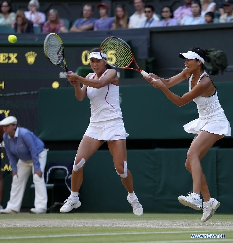  Peng Shuai(L) of China and Su-Wei Hsieh of Chinese Taipei compete during the final of women's doubles on day 12 of the Wimbledon Lawn Tennis Championships at the All England Lawn Tennis and Croquet Club in London, Britain on July 6, 2013. Peng Shuai and Su-Wei Hsieh claimed the title by defeating Australia's Ashleigh Barty and Casey Dellacqua with 7-6(1) 6-1.(Xinhua/Wang Lili) 